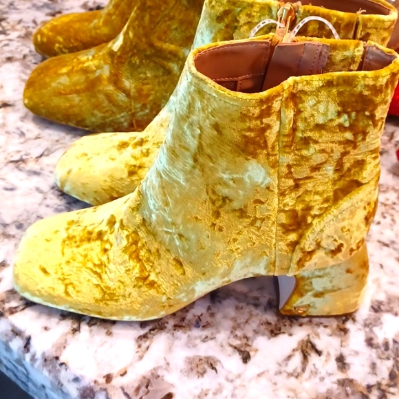 NEW Circus by Sam Edelman NY Ozzie Crushed Velvet Ankle Booties SZ 6 & 9.5 - Picture 3 of 15